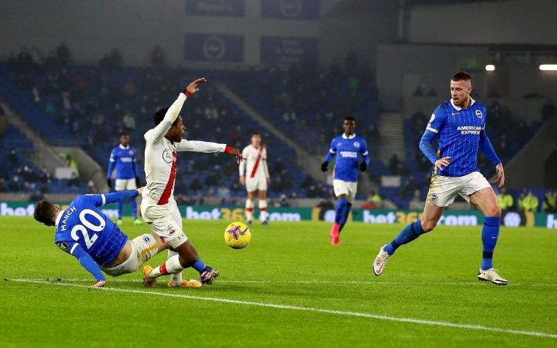 luat-bong-da-giup-tao-ra-su-cong-bang-tren-san-co